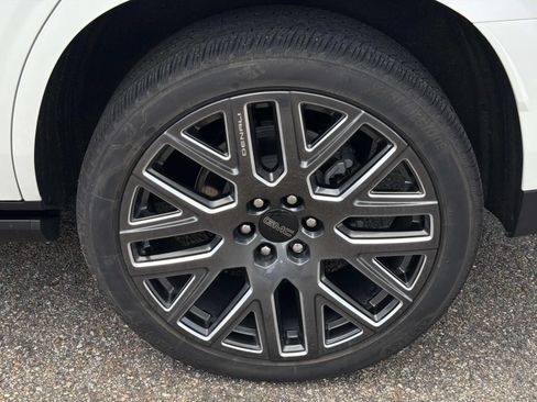 Used 2025 GMC Yukon Denali Ultimate AWD/4WD image 3