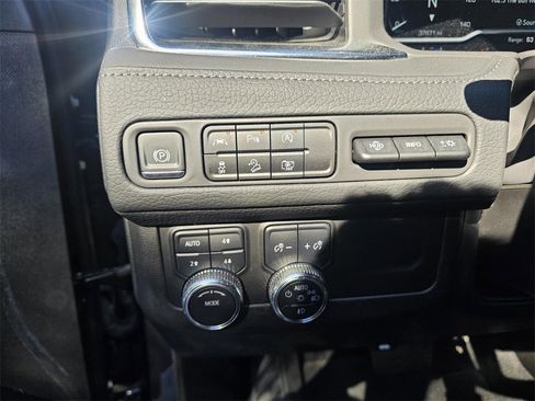 Used 2023 GMC Yukon XL Denali image 14