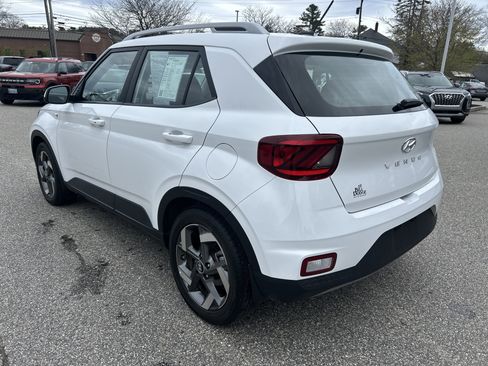 Certified 2025 Hyundai Venue SEL FWD image 7