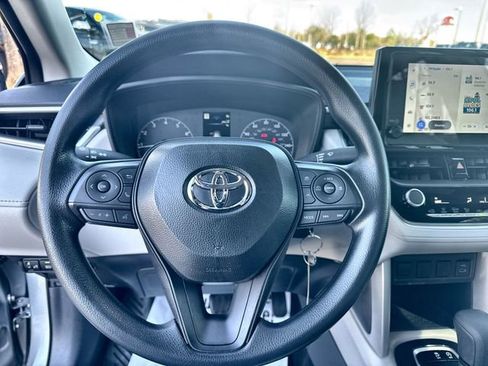 Used 2025 Toyota Corolla Cross L image 23