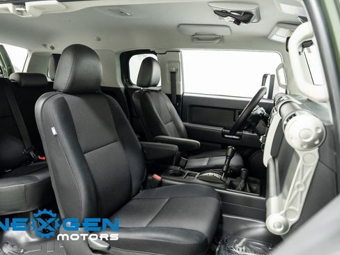 Used 2014 Toyota FJ Cruiser 4WD image 41