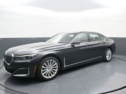 Used 2022 BMW 740i xDrive w/ Premium Package image 4