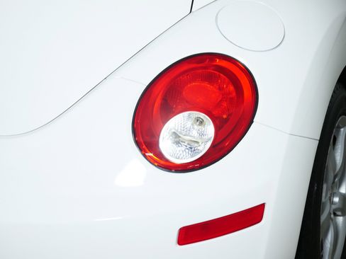 Used 2010 Volkswagen Beetle Coupe image 17