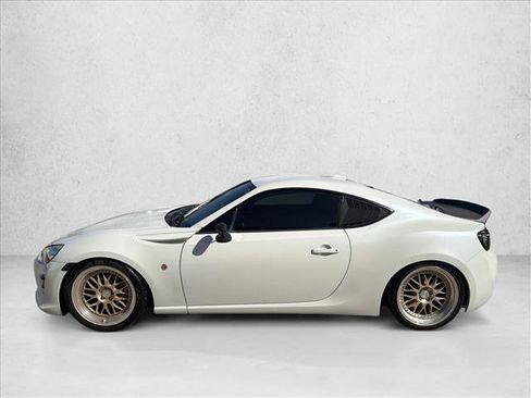 Used 2017 Toyota 86 RWD image 2