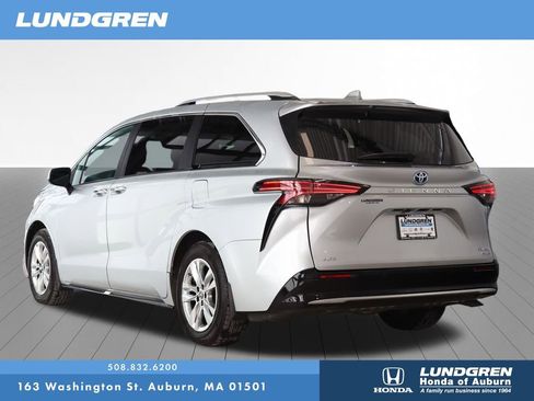 Used 2023 Toyota Sienna Limited image 3