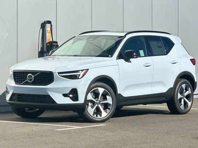 New 2025 Volvo XC40 B5 Plus w/ Climate Package