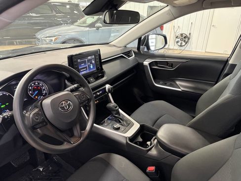 Used 2021 Toyota RAV4 LE image 11