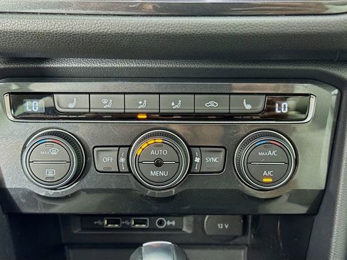 Used 2018 Volkswagen Tiguan SE w/ Panoramic Sunroof Package image 19