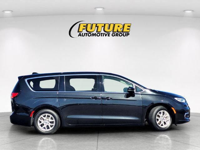 Used 2023 Chrysler Pacifica Touring-L FWD image 3