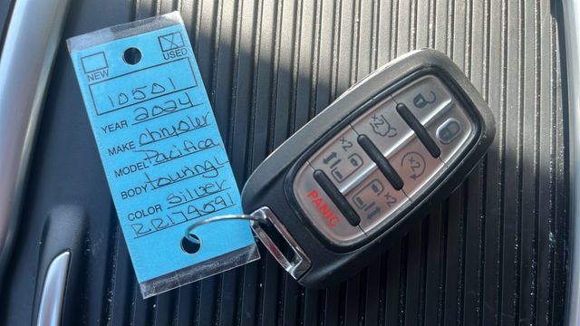 Used 2024 Chrysler Pacifica Touring-L FWD image 32