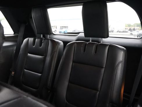 Used 2018 Ford Explorer XLT w/ Equipment Group 202A AWD/4WD image 33