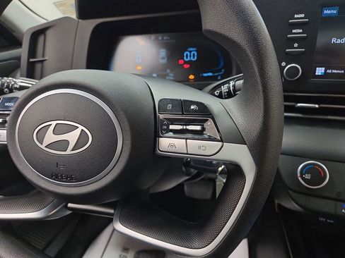 Used 2025 Hyundai Elantra SE FWD image 16