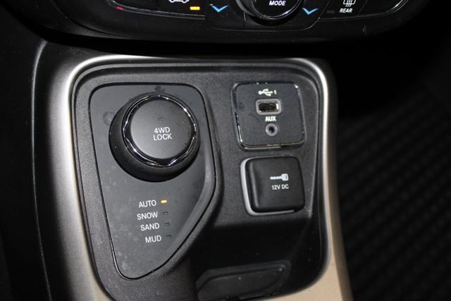 Used 2020 Jeep Compass Latitude w/ Cold Weather Group AWD/4WD image 18