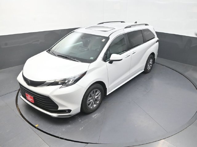 Used 2026 Toyota Sienna XLE FWD image 24