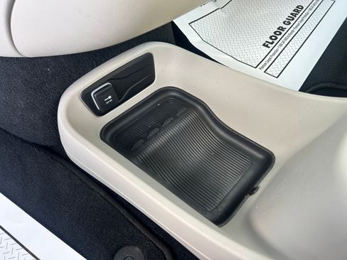 Used 2024 Chrysler Pacifica Touring-L image 25