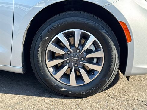 Used 2024 Chrysler Pacifica Select image 6