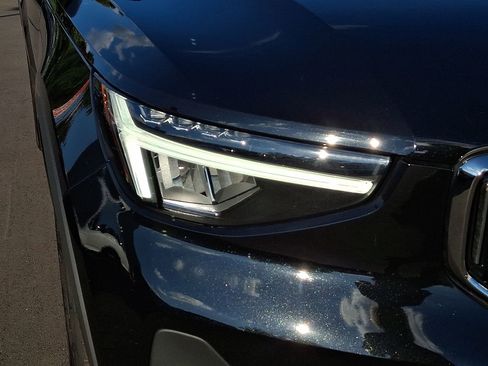 Certified 2025 Volvo XC40 B5 Core image 9
