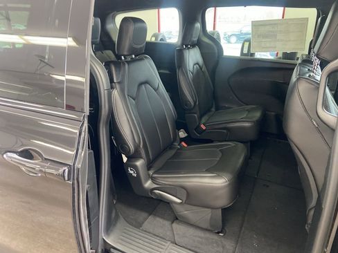 New 2026 Chrysler Pacifica Select image 18
