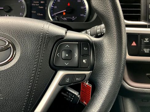 Used 2018 Toyota Highlander LE image 23