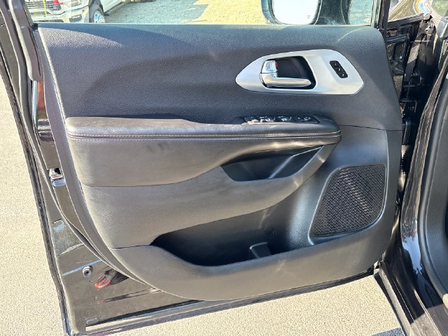 Used 2026 Chrysler Pacifica Limited FWD image 20