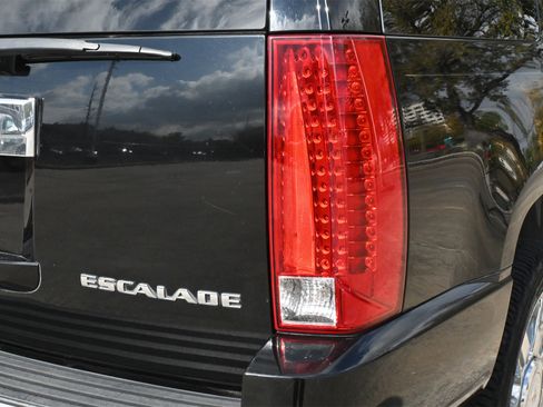 Used 2011 Cadillac Escalade Luxury image 22