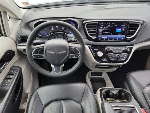 Certified 2024 Chrysler Pacifica Touring-L image 15