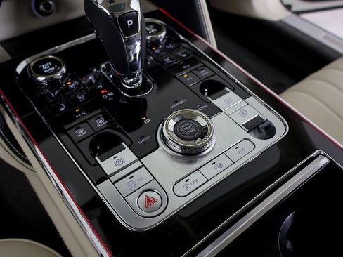 Used 2024 Bentley Flying Spur V8 image 33