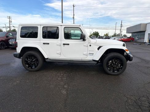 Used 2022 Jeep Wrangler Unlimited Sahara w/ Cold Weather Group AWD/4WD image 8