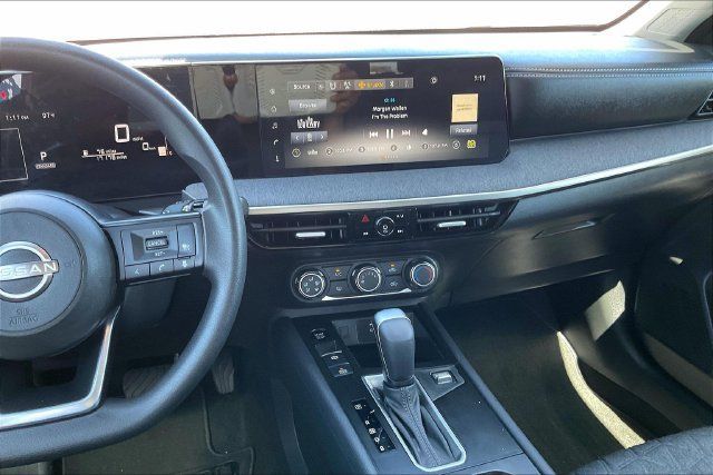 Certified 2025 Nissan Kicks SV FWD image 5