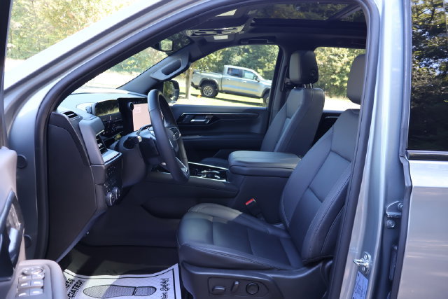 Used 2025 Chevrolet Suburban Z71 w/ Comfort Package AWD/4WD image 19