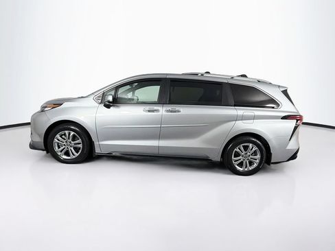 Used 2023 Toyota Sienna Platinum AWD/4WD image 6