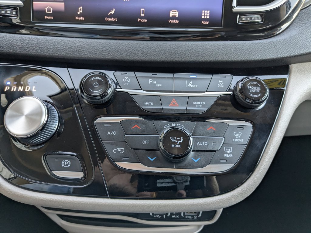 Used 2024 Chrysler Pacifica Touring-L FWD image 11