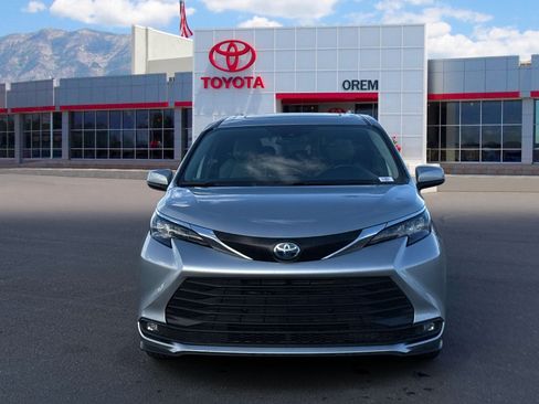 Used 2025 Toyota Sienna XLE FWD image 2