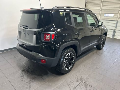 Used 2023 Jeep Renegade Latitude AWD/4WD image 3