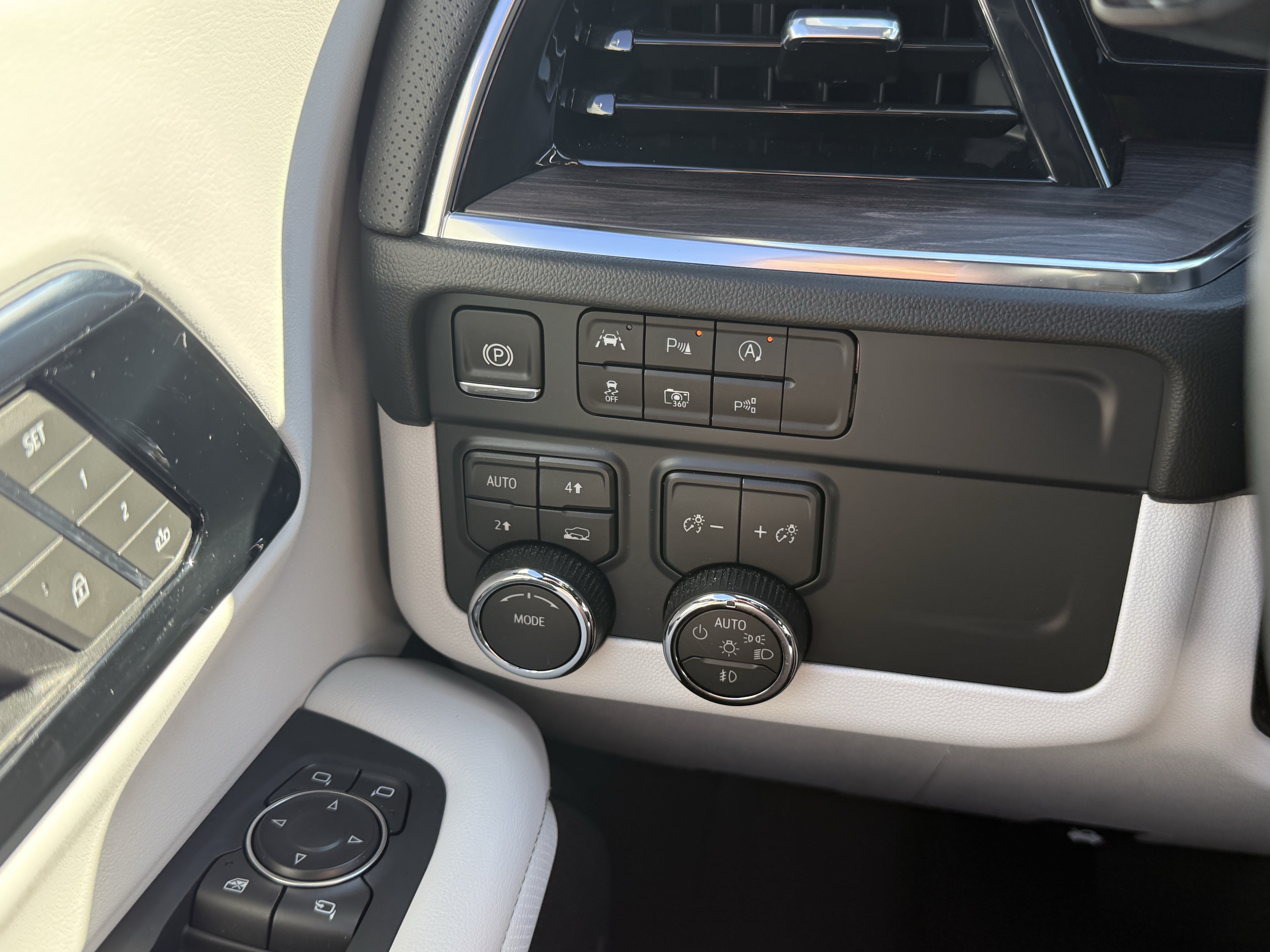 Used 2025 Chevrolet Tahoe Premier AWD/4WD image 32