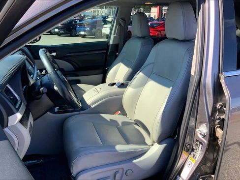 Used 2019 Toyota Highlander XLE image 8