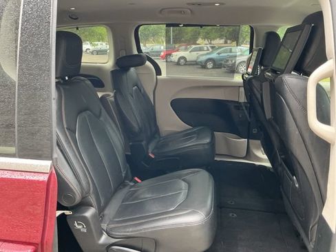Used 2018 Chrysler Pacifica Touring-L Plus FWD image 33