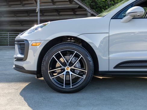 Certified 2024 Porsche Macan image 13