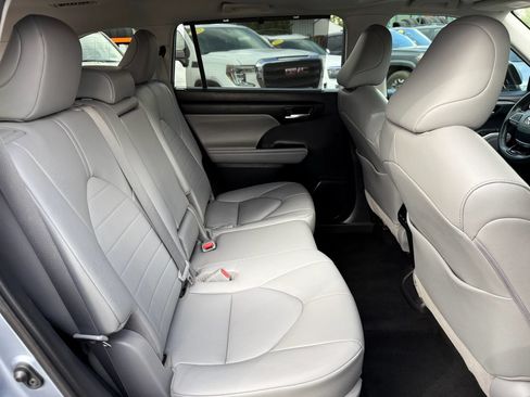 Used 2021 Toyota Highlander XLE AWD/4WD image 20
