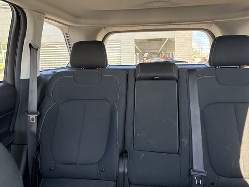 Used 2023 Jeep Grand Cherokee Laredo image 34