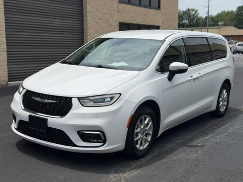 Used 2023 Chrysler Pacifica Touring-L FWD image 2