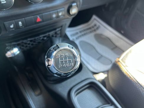 Used 2014 Jeep Wrangler Unlimited Sahara AWD/4WD image 15
