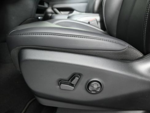 Used 2025 Chrysler Pacifica Select image 24