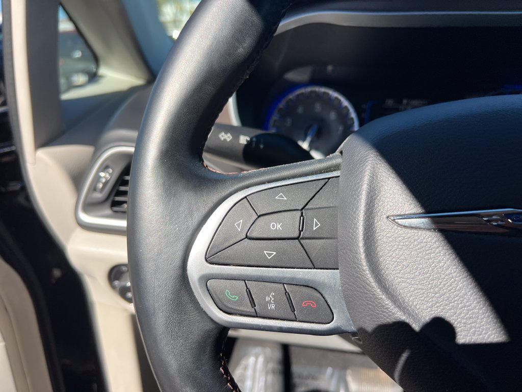 Used 2017 Chrysler Pacifica Touring-L FWD image 17