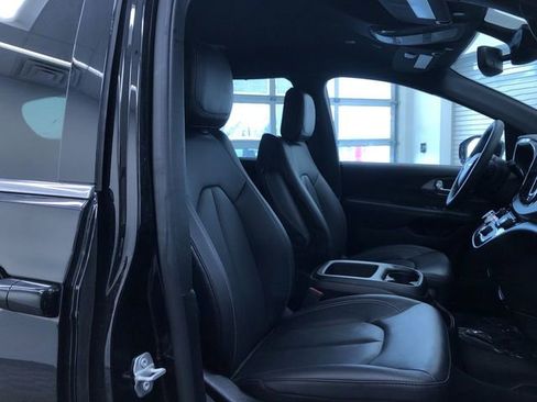 Used 2025 Chrysler Pacifica Select image 23