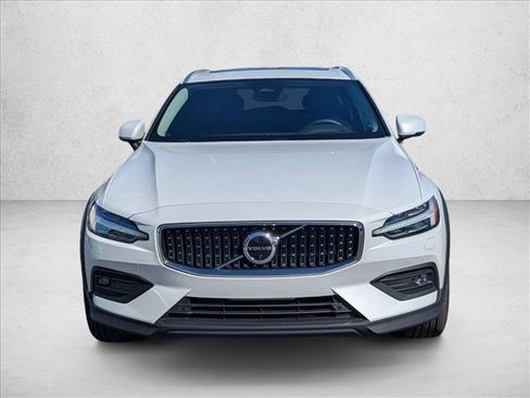Used 2023 Volvo V60 B5 Cross Country Plus image 2