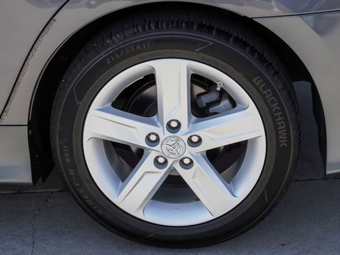 Used 2013 Toyota Camry SE FWD image 13