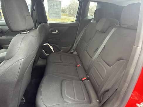 Used 2018 Jeep Renegade Latitude w/ Popular Equipment Group image 7