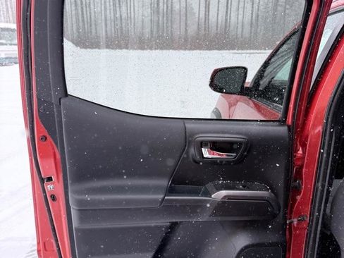 Used 2018 Toyota Tacoma TRD Off-Road w/ Technology Package image 17