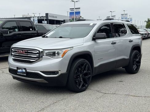 Used 2017 GMC Acadia SLT FWD image 3